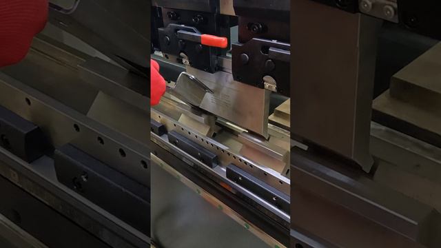 Гибка металла на гидравлическом листогибочном прессе с ЧПУ KRRASS PBS 80/2500 4 axis в Чебоксарах смотреть онлайн