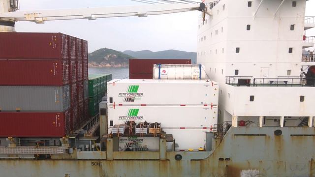 《海岸偵察隊》再來一隻heavy lift （ Leopold Staff) 但今次船上只有傳統的貨櫃作為貨物，特別之處是貨櫃都是Eucon 的，整個魚雷型的船頭都沒入水中，相信貨物不輕。 смотреть онлайн