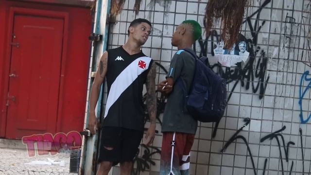 MALOKA ENCARANDO ESTRANHOS - pegadinha смотреть онлайн