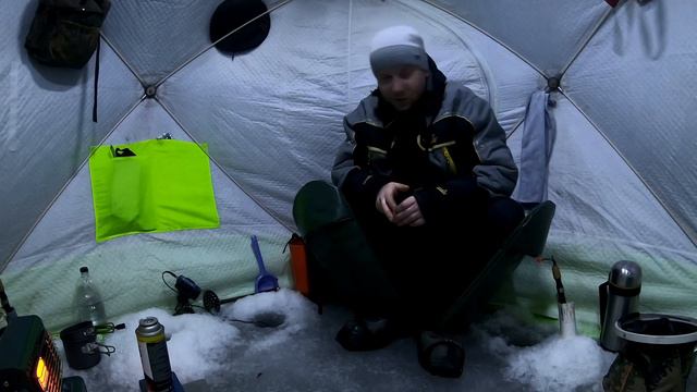 Трудовая ночная рыбалка на корюшку. Открыл для себя новое место ловли. Рыбалка с эхолотом Практик 8. смотреть онлайн