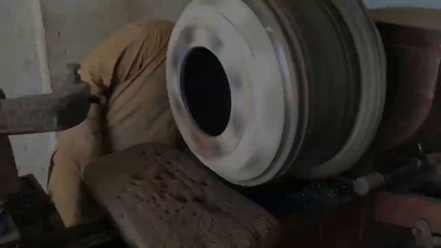 Процесс ремонта диска грузового автомобиля смотреть онлайн