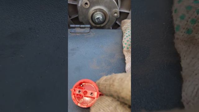 На мотобуксировщике в руках рассыпался выключатель двигателя. #мотобуксировщик #полярник смотреть онлайн