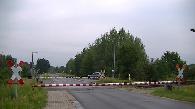 Spoorwegovergang Dannenberg (D) // Railroad crossing // Bahnübergang смотреть онлайн