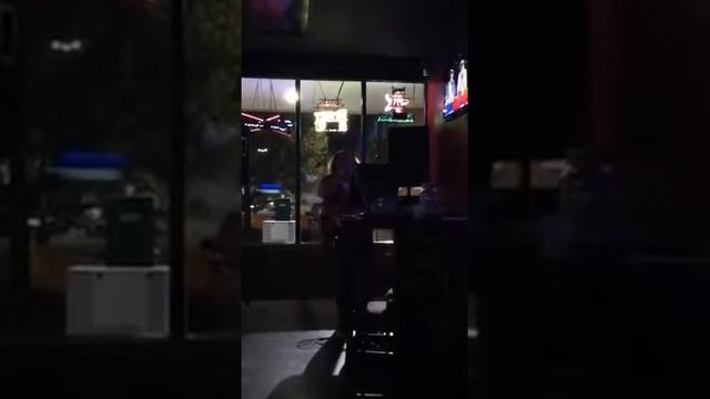 Sheila singing Gunpowder and Lead at Limelite Cafe смотреть онлайн