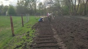 Работаем в огороде. Кроем крышу шифером.