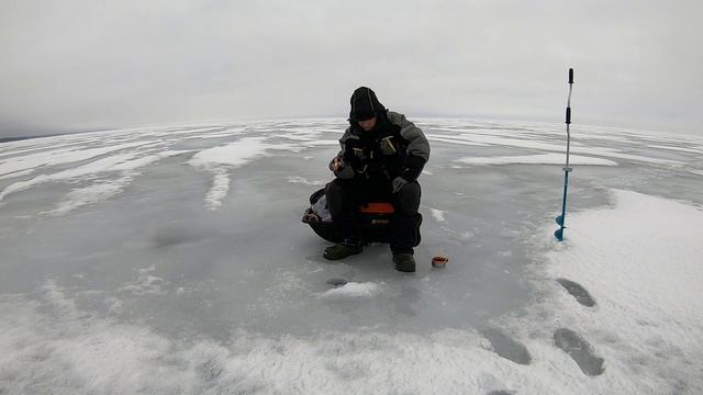Тестдрайв самодельных зимних удочек блеснилок на удобство эксплуатации. Месим снежную кашу на льду. смотреть онлайн