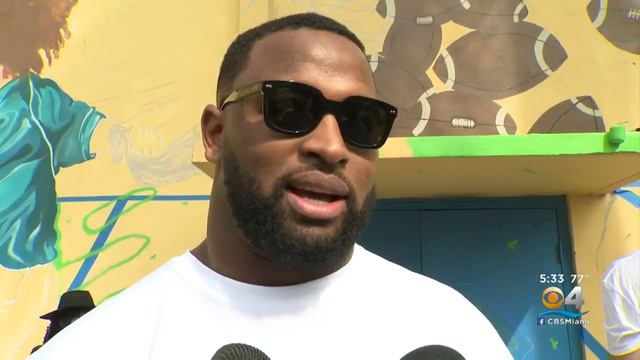 NFL's Walter Payton Man Of The Year Candidates Visit Miami Boys & Girls Club смотреть онлайн