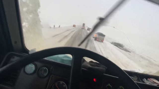 Все пошло не по плану.... Еду во Внуково. Попал в гололед на Freightliner смотреть онлайн