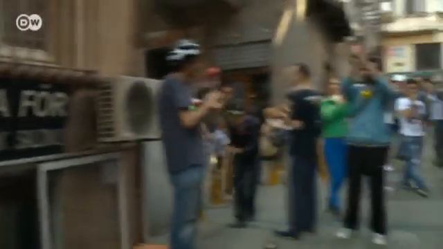 "Krieg gegen die Menschen" - Grünen-Chefin Roth in der Türkei | Politik direkt смотреть онлайн