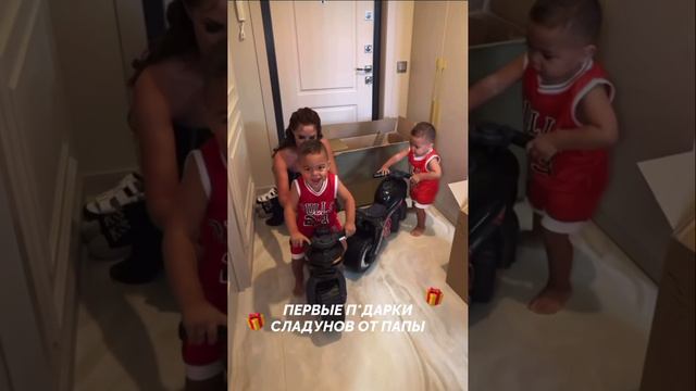 Юлия Ефременкова показала подарки детям от Мондезира — папа вернулся смотреть онлайн