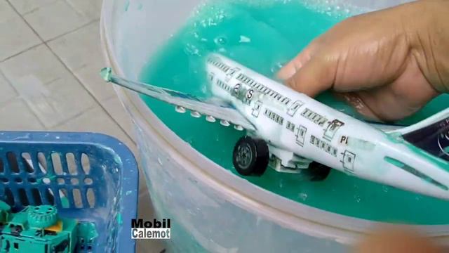 Membersihkan Mainan Dinosaurus, Robot Dancing, Mobil Jeep, Kereta Mainan, Pesawat Terbang смотреть онлайн