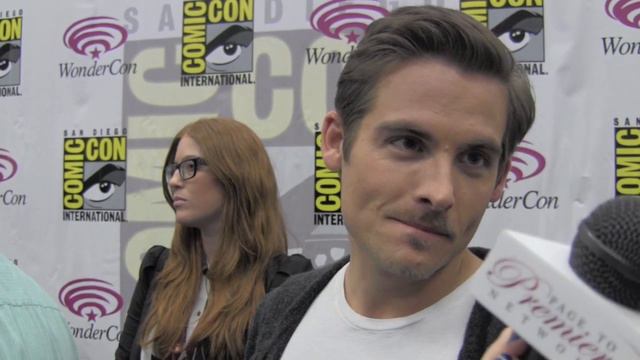 Kevin Zegers of 'Mortal Instruments' talks acting with an accent for the role of Alec смотреть онлайн