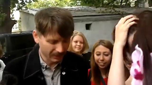 Alex Kapranos is Cossack. Alex puts on hat of Cossack. смотреть онлайн