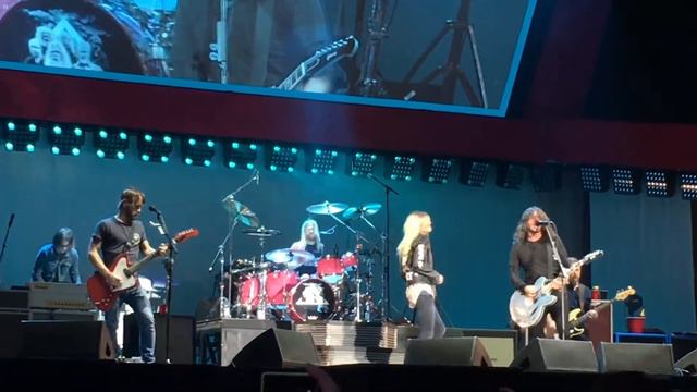 Foo Fighters feat Alison Mosshart - The Sky Is A Neighborhood (Helsinki 19.6.2017) 4K смотреть онлайн
