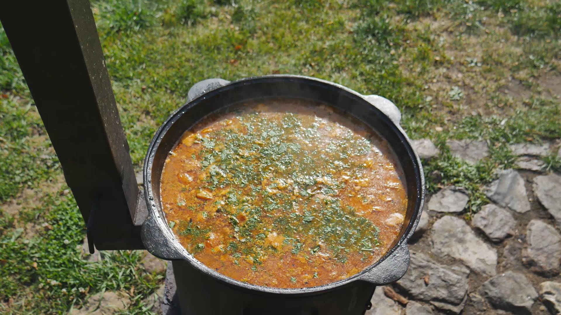 Щи с квашеной капустой в казане на костре. смотреть онлайн