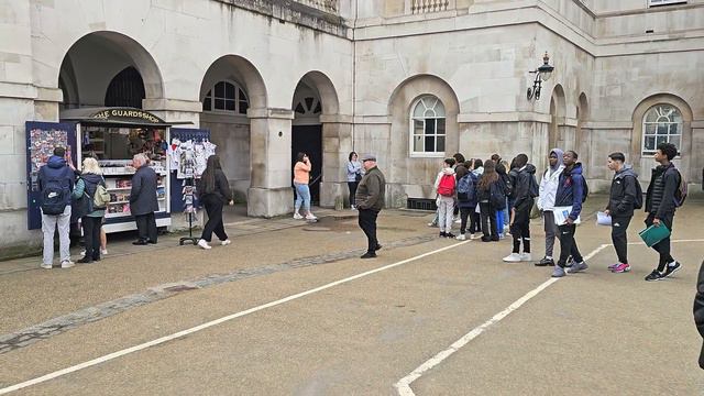 FRENCHIE students MOCK The King's Guard - until TEACHER shuts them down fast at Horse Guards! смотреть онлайн