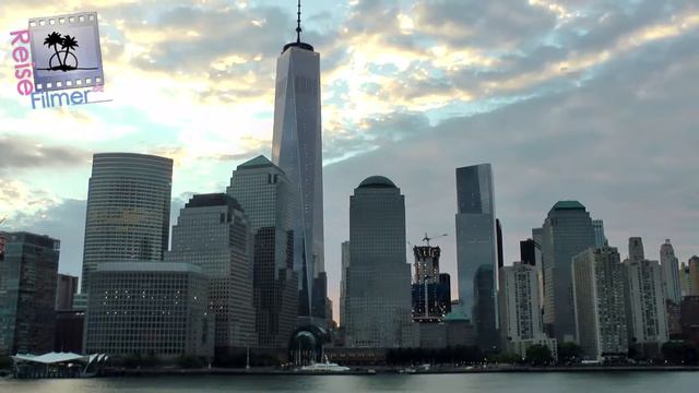 USA - New York City - daybreak at Hudson River, golden sunrise over skyline of Brooklyn смотреть онлайн