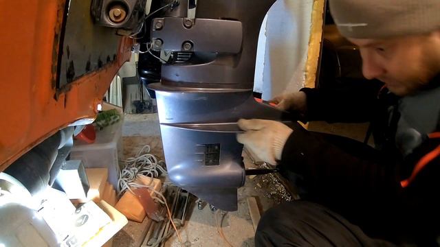 Снятие редуктора на лодочном моторе Yamaha F25DETL для диагностики. Проверка помпы и крыльчатки смотреть онлайн