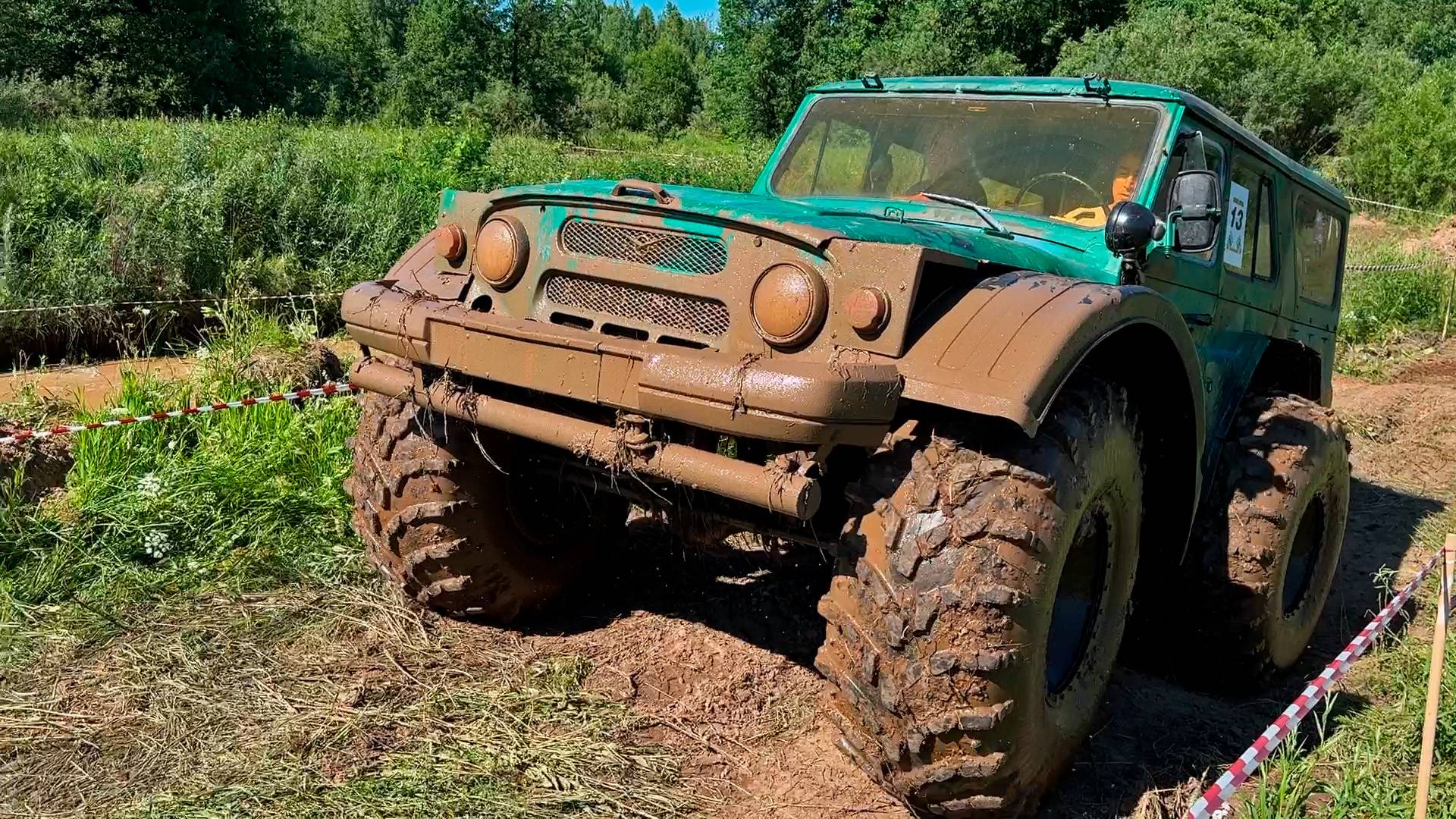 ЧТО ЭТО ЗА МОНСТРЫ БЕЗДОРОЖЬЯ? УАЗ на колесах от ТРАКТОРА против бешенной МАРШРУТКИ c двигателем UZ смотреть онлайн