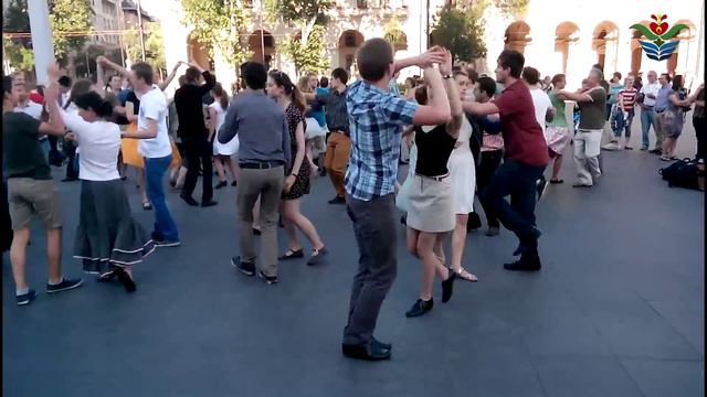 Néptánc flashmob a Kossuth téren, Villőkkel, Odor zenekarral смотреть онлайн
