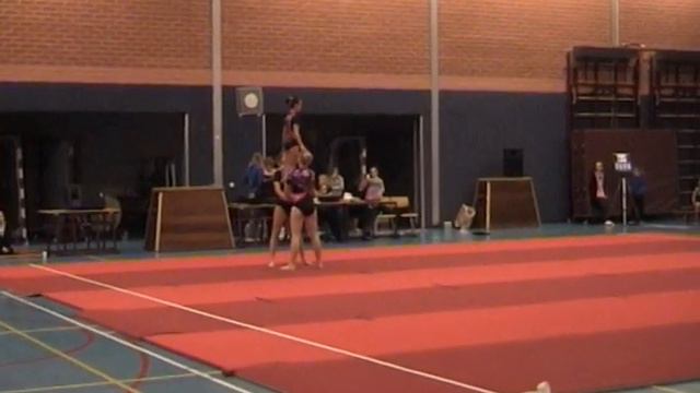 Sanne Simone en Cécile acro смотреть онлайн