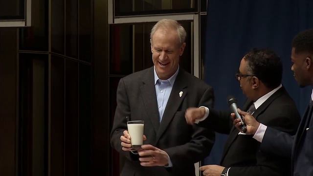 Gov. Rauner samples chocolate milk смотреть онлайн