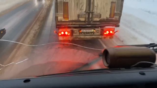 ДТП ! Закрыли трассу М5 из-за сильного снегопада! Тяжелый скользкий рейс на Volvo FH12 смотреть онлайн