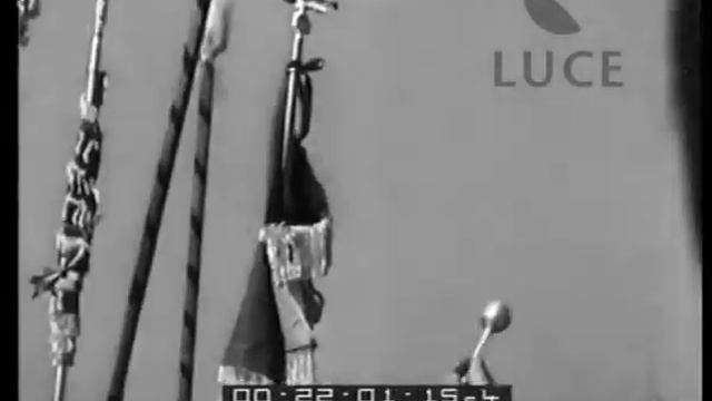 Un raduno di fascisti a piazza Vittorio e la visita delle autorità alla 'torre Littoria' in смотреть онлайн