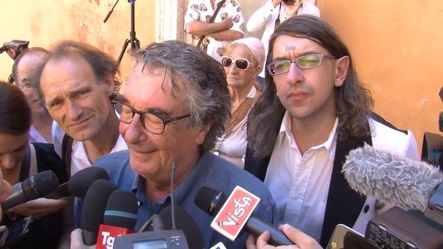 Paolo Villaggio, Neri Parenti alla camera ardente:”Abbiamo lavorato insieme per 20anni” смотреть онлайн