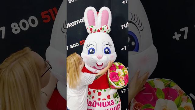 Надувной зайчик Рукомах / Надувные зазывалы для рекламы цветочного магазина