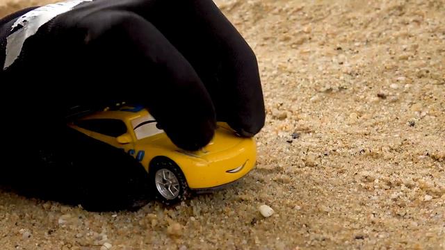 Игрушечные строительные машины, спасательные экскаваторы и забавные игрушечные динозавры смотреть онлайн