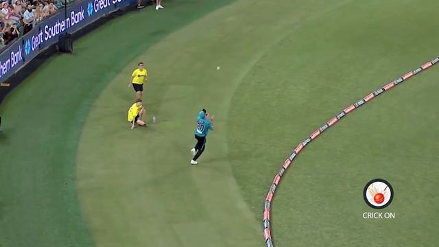 Catch Controversy outside boundary When Fielder ran outside boundary and catch in BBL, Catch video смотреть онлайн