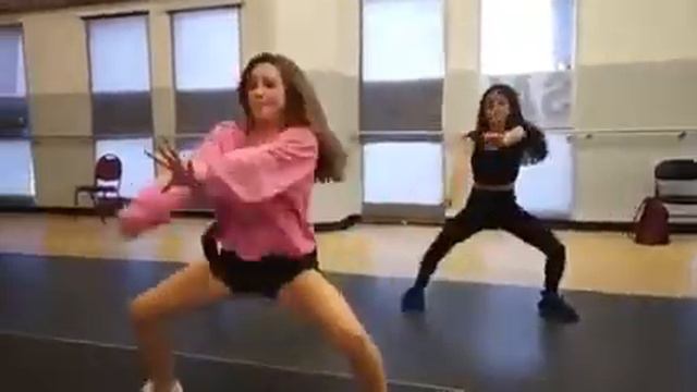 Mackenzie Ziegler Twerking in Inappropriate Dance Combo смотреть онлайн