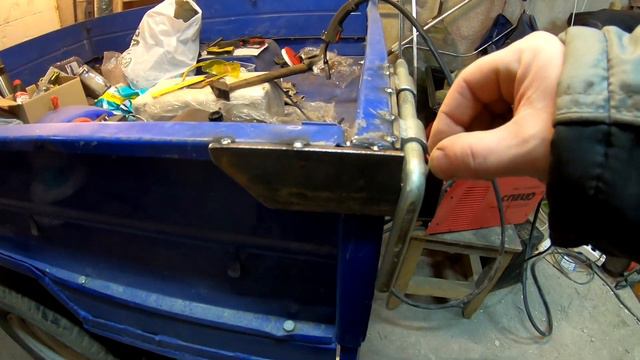 Доработка прицепа. Замки - щеколды на задний борт, подкатное колесо на дышло и другое. смотреть онлайн