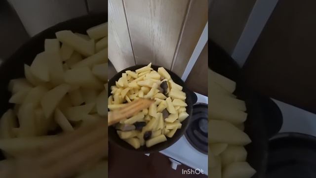 Снова готовим! Картошка с грибами по-деревенски/мукбанг мужа, он доволен