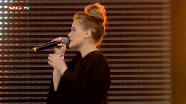 Iselin Solheim performs Faded acoustic in her hometown
