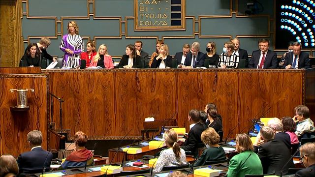 Perussuomalaiset hiillostaa, hallitus vaikeroi смотреть онлайн