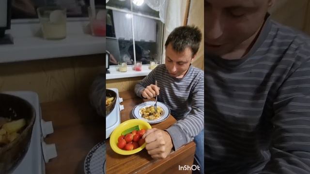 Мужской мукбанг в деревне /картошка с грибами /кайф #дача #грибы #рецепт #картошкасгрибами