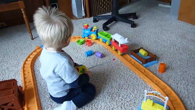 Logan Playing With Trainset смотреть онлайн