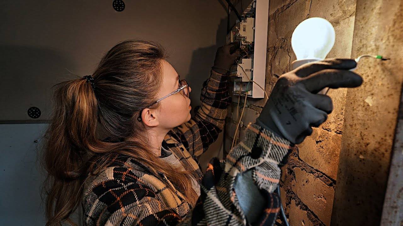 ЛУЧШИЙ СВЕТ в гараж! Новая проводка своими руками смотреть онлайн