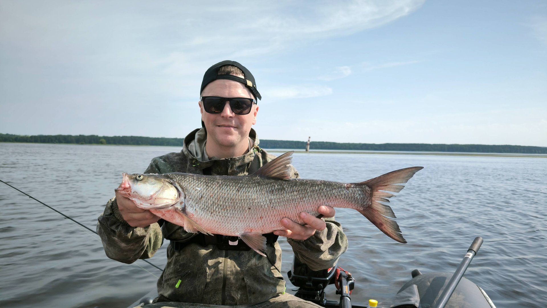 Дождались злой поклевки.Жерех на спиннинг. Рыбалка на спиннинг с лодки. смотреть онлайн