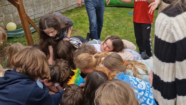 Ruairi and Maebhs birthday piñata смотреть онлайн