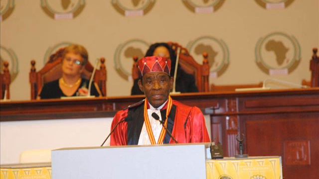 Dr OBIANG NGUEMA MBASOGO, " Rien ne peut empêcher le soleil de briller " смотреть онлайн