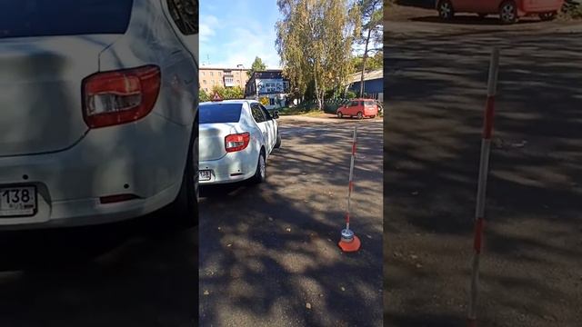 Заезд в бокс при движении задним ходом и поворотом направо под 90°(Применяется на экзамене ГАИ) смотреть онлайн