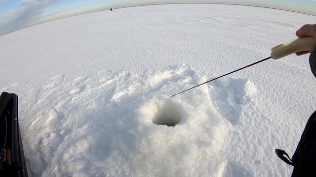 Рыбалка на Ладоге. Ловля окуня на блесну. Погода от яркого солнца в метель и ветер 10м/с. смотреть онлайн