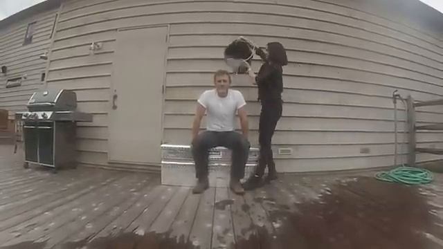 Daniel Craig ALS Ice Bucket Challange смотреть онлайн