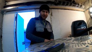 Утепление щелей в дверях гаража пеной. Скотч vs масло. Доделки в рецессе прогресса.