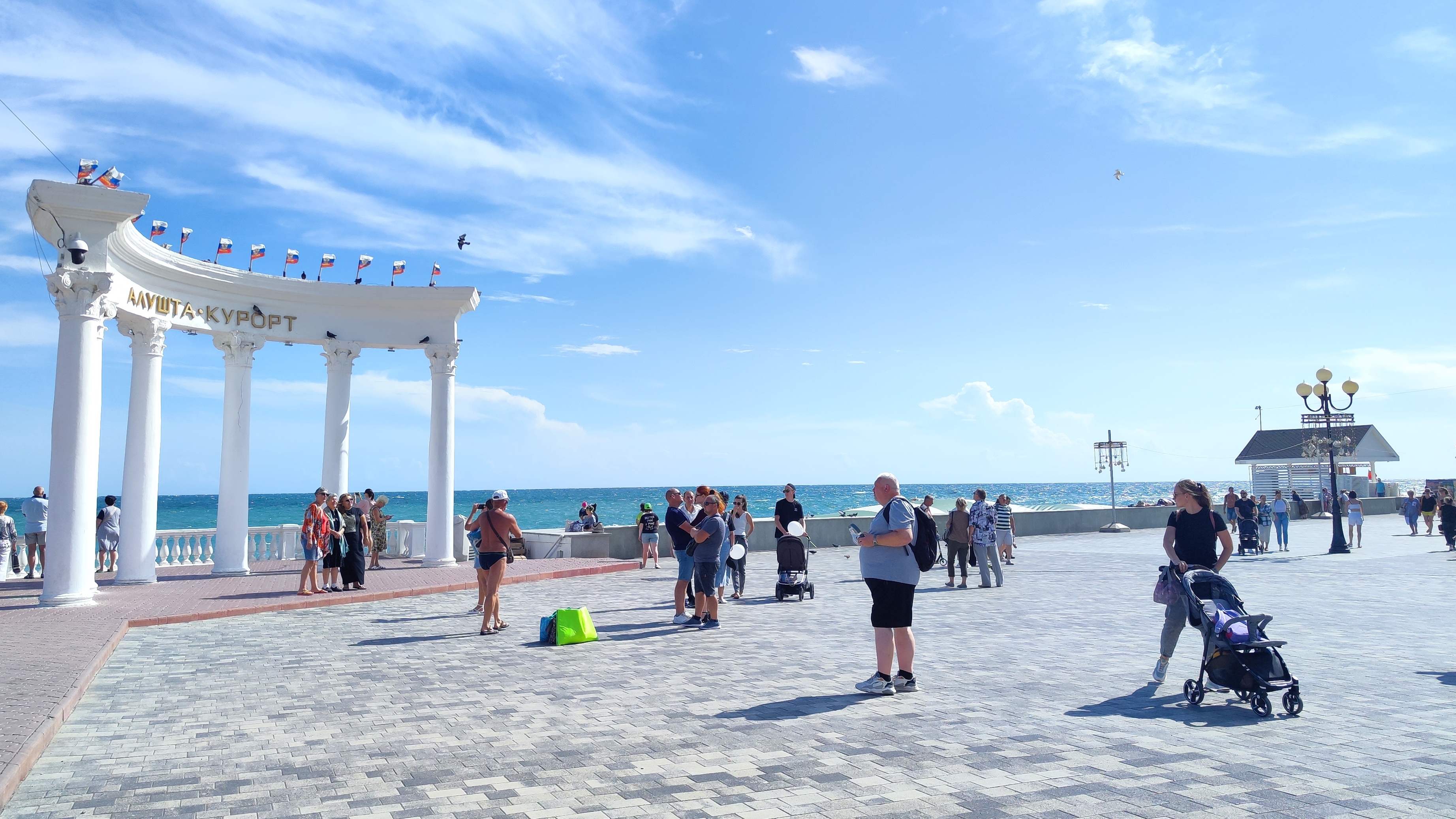 КТО ОТДЫХАЕТ в Крыму. МОРЕ ШТОРМИТ. Показываю набережную и пляжи Алушты. Жизнь и отдых в Алуште смотреть онлайн