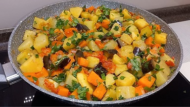 Овощное рагу из кабачков и баклажанов Тушеные овощи в собственном соку смотреть онлайн