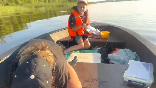 Лето, жара. Чистим  рыбу на ходу